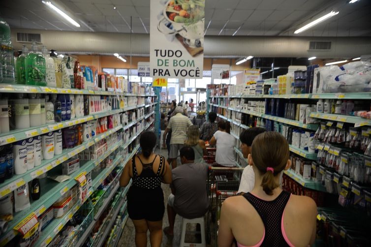 VitÃ³ria (ES) - Supermercados lotados com filas nos caixas e na entrada funcionam com horÃ¡rio reduzido (TÃ¢nia RÃªgo/AgÃªncia Brasil)