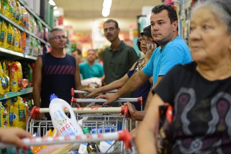 VitÃ³ria (ES) - Supermercados lotados com filas nos caixas e na entrada funcionam com horÃ¡rio reduzido (TÃ¢nia RÃªgo/AgÃªncia Brasil)