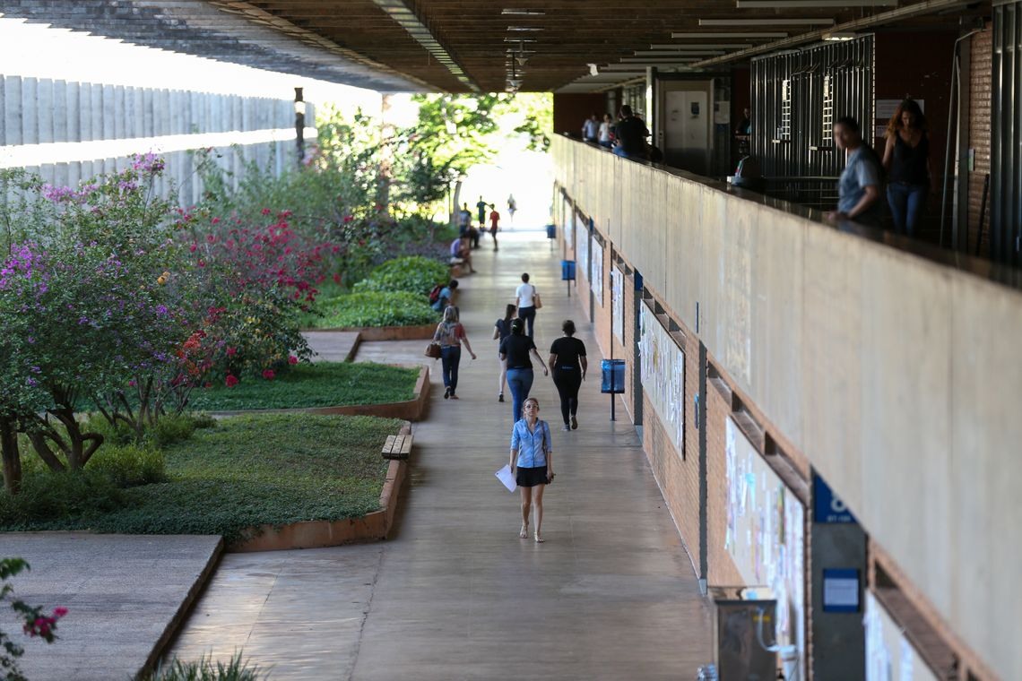 BrasÃ­lia - IncluÃ­da no rodÃ­zio de abastecimento do DF, a Universidade de BrasÃ­lia (UnB) estÃ¡ tomando medidas para reduzir o consumo de Ã¡gua, como adiar o inÃ­cio das aulas no principal campus da instituiÃ§Ã£o em funÃ§Ã£o do racionamento (Fabio