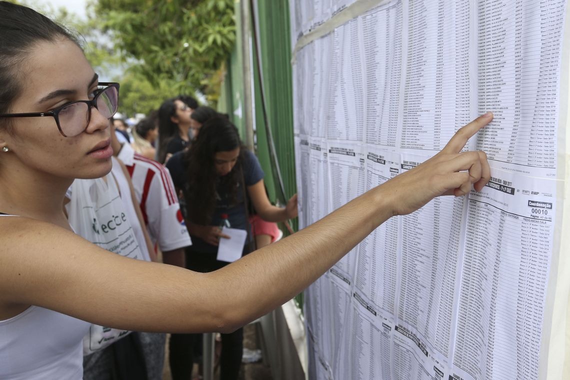 BrasÃ­lia - Candidatos aguardam abertura do portÃµes do UniCEUB para o primeiro dia de provas do Enem 2017(Valter Campanato/AgÃªncia Brasil)