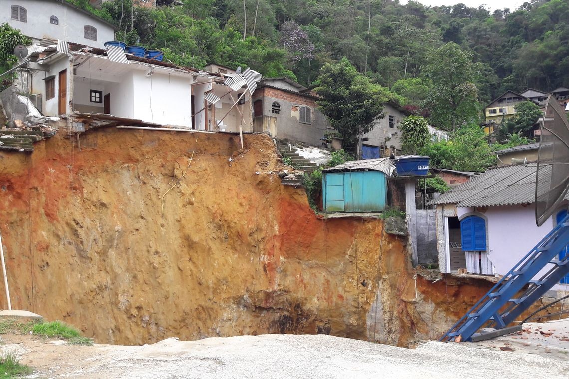 Rio de Janeiro - Deslizamento na BR-040, que liga o Rio de Janeiro a Juiz de fora, destruiu uma casa e abriu uma cratera Ã s margens da pista. A Secretaria de Defesa Civil de PetrÃ³polis interditou 50 casas (DivulgaÃ§Ã£o/Prefeitura de