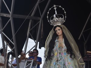 Nossa Senhora da Conceição na chegada na Praça da Matriz. (Foto: Ana Carolina Maia/G1)