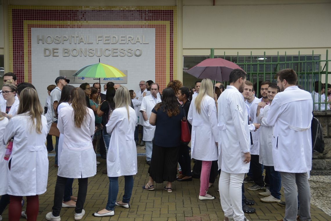 Rio de Janeiro - O Conselho Regional de Medicina do Estado do Rio de Janeiro (Cremerj)  faz coletiva de imprensa, na porta do Hospital Federal de Bonsucesso (TÃ¢nia RÃªgo/AgÃªncia Brasil)