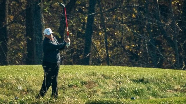 Donald Trump jogando golfe