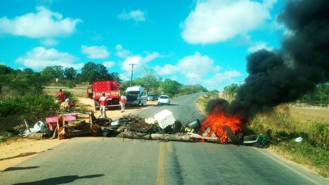 Moradores bloqueiam BA-503 em protesto contra a falta de água