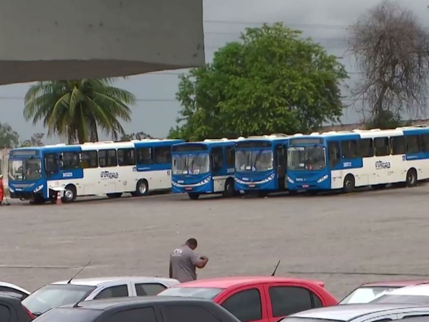 Ônibus foram confiscados pela Justiça a pedido de banco, em Salvador (Foto: Reprodução/TV Bahia)