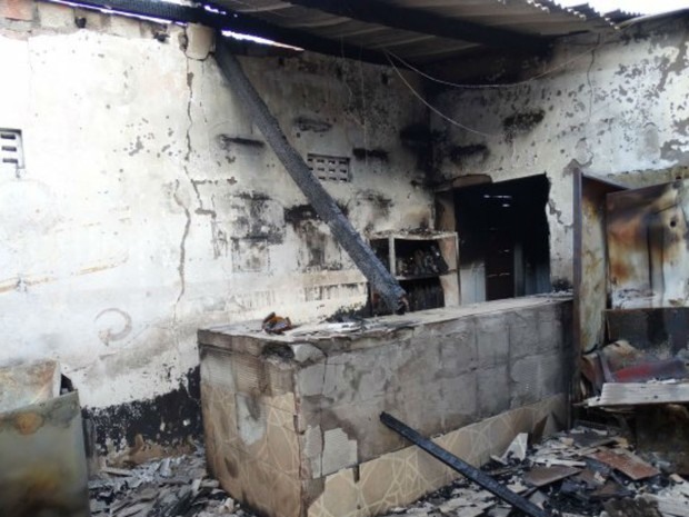 Incêndio atingiu bar na cidade de Feira de Santana, na Bahia (Foto: Ney Silva/Acorda Cidade)