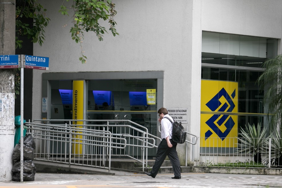 Homem caminha em frente a uma agÃªncia do Banco do Brasil na Zona Sul de SÃ£o Paulo â?? Foto: Marcelo Brandt/G1