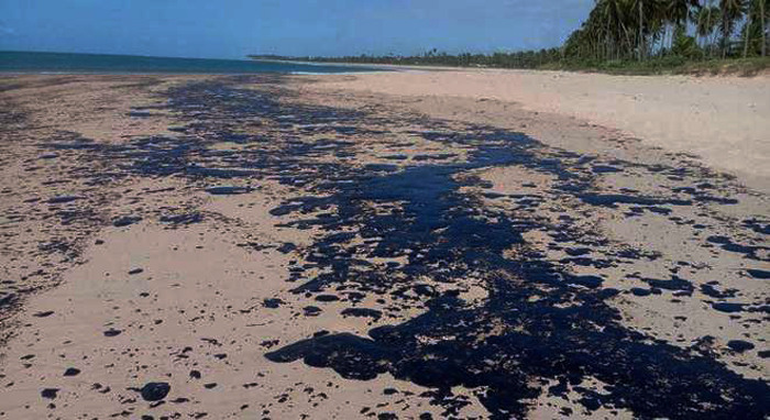 Manchas de óleo chegam a praias de Salvador e reserva no Maranhão