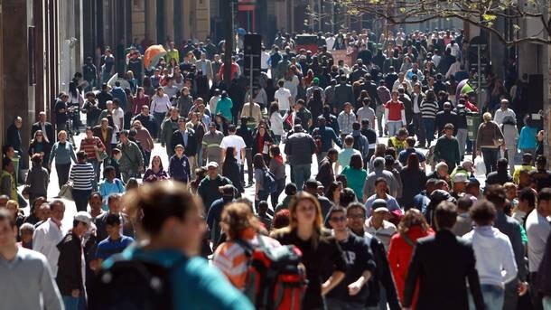 Pessoas caminhando na rua 15 de Novembro, no centro de São Paulo