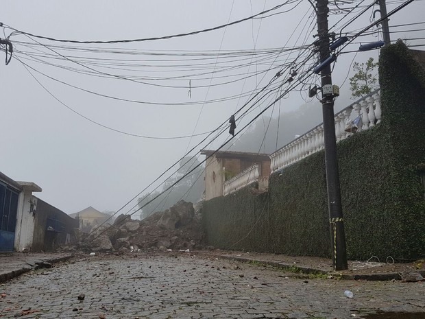 Deslizamento de rochas em Petrópolis (Foto: Bruno Rodrigues/G1)