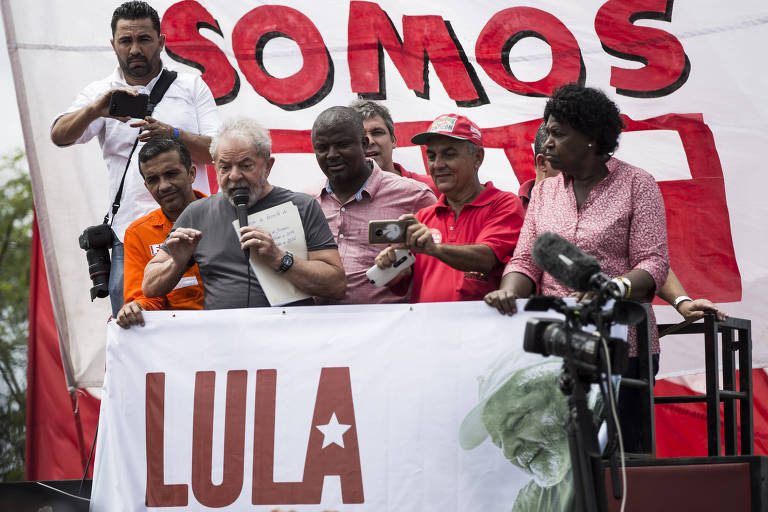 Resultado de imagem para fotos de lula lançando tabloide