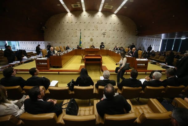 Resultado de imagem para Dez parlamentares evitam pena com recursos no STF