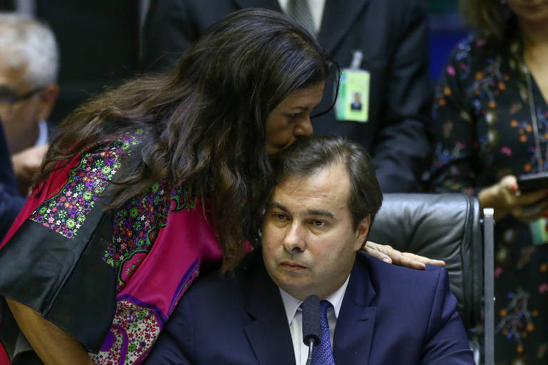 A deputada Laura Carneiro (MDB-RJ) e o presidente da Câmara, Rodrigo Maia (DEM-RJ), durante sessão de votação do decreto