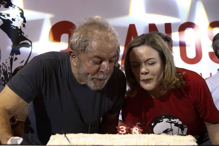 Lula e Gleisi assopram velas do bolo de aniversÃ¡rio dos 38 anos do PT em 22 de fevereiro, em SÃ£o Paulo