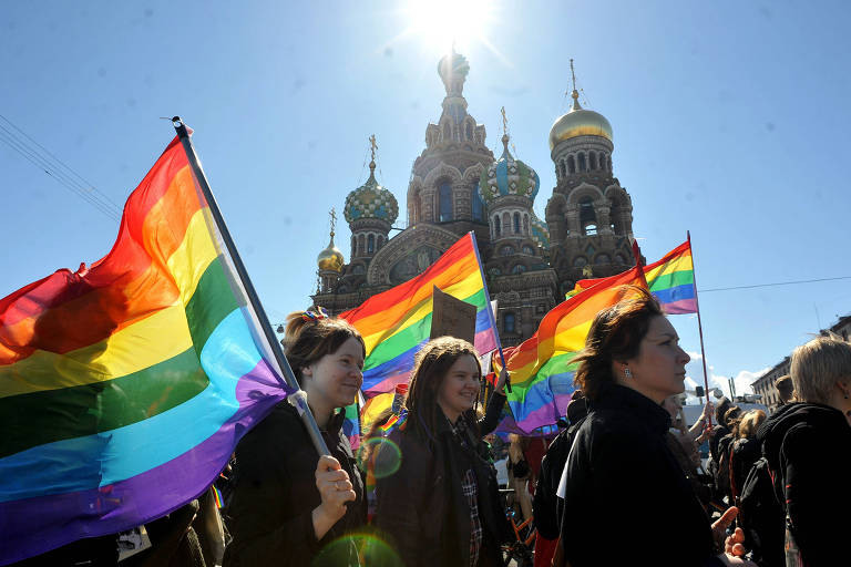 Ativistas protestam em SÃ£o Petersburgo apÃ³s lei contra a exibiÃ§Ã£o de sÃ­mbolos LGBT entrar em vigor em toda a RÃºssia, no ano de 2013