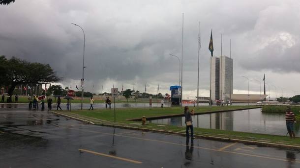 Resultado de imagem para Chuva dificulta chegada de manifestantes ao Supremo em BrasÃ­lia