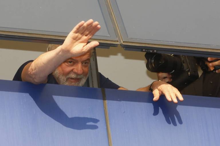 Ex-presidente Lula acena da janela do Sindicato dos MetalÃºrgicos do ABC, em SÃ£o Bernardo do Campo (SP), horas antes de se entregar Ã  PolÃ­cia Federal