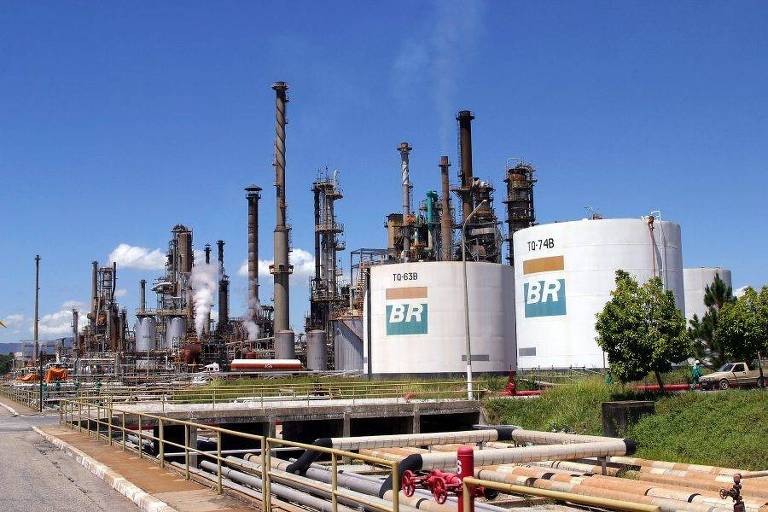 Tanques e dutos da Refinaria Gabriel Passos, em Betim (MG)