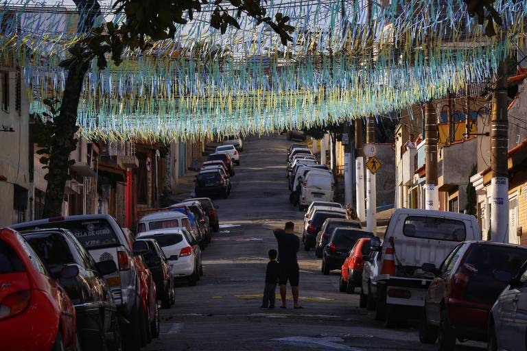 Moradores fotografam rua na zona leste de SÃ£o Paulo decorada para a Copa do Mundo