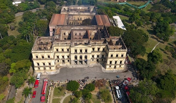 Resultado de imagem para Defesa Civil vÃª risco de desabamento e mantÃ©m Museu Nacional interditado