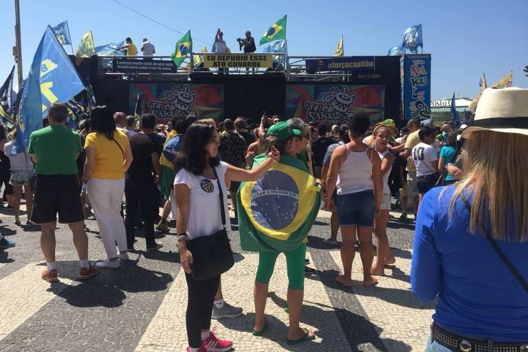 Apoiadores de Bolsonaro em Copacabana