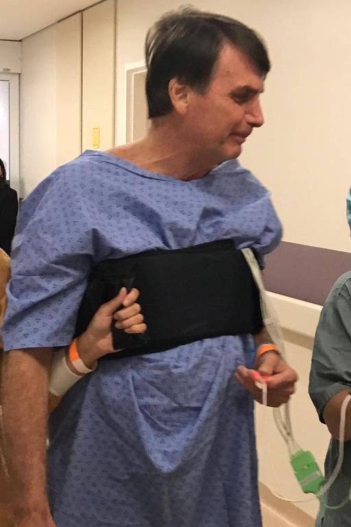 Jair Bolsonaro durante caminhada no hospital Albert Einstein na tarde deste domingo (10)