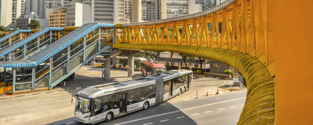 Ônibus articulado no terminal Parque Dom Pedro II, no centro de São Paulo