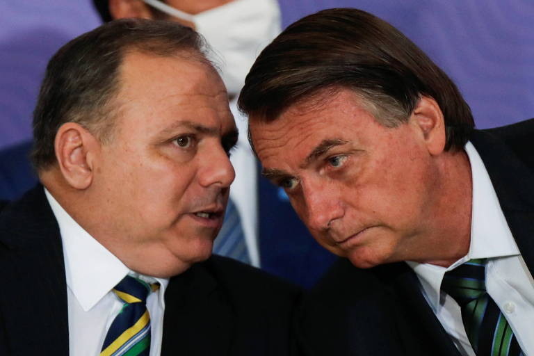 Bolsonaro ouve Pazuello, então ministro da Saúde, durante evento no Planalto