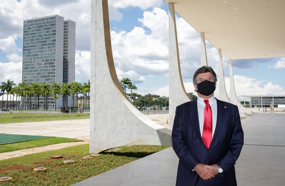 O presidente do STF, Luiz Fux, posa para fotos no hall das colunas do Supremo Tribunal Federal com vista do Congresso Nacional e Palácio do Planalto