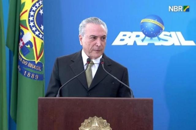 Resultado de imagem para fotos de temer discursando ontem