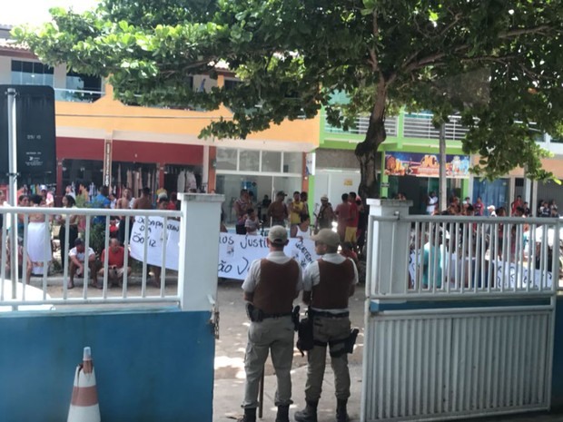 Grupo cerca delegacia durante apresentação de suspeito em Nova Viçosa (Foto: Arquivo pessoal)