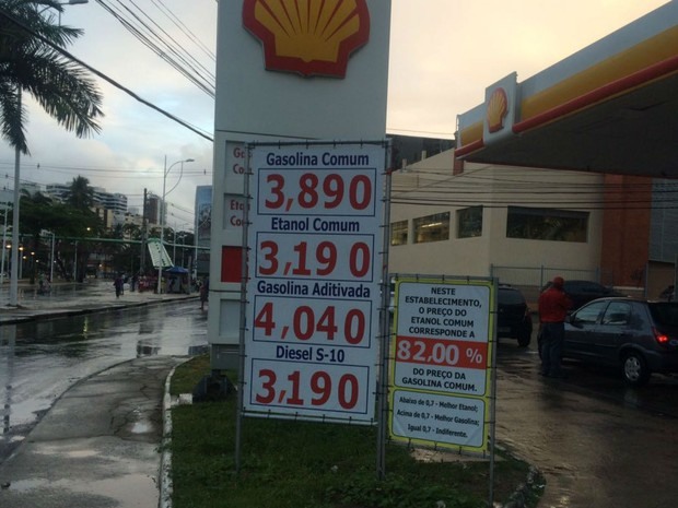 Posto de cobustível na Avenida Centário, na Barra, vende gasolina a R$ 3,89 (Foto: Alex De Paula)