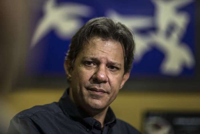 Resultado de imagem para ApÃ³s visitar Lula por 2 horas e meia, Fernando Haddad deixa sede da PF