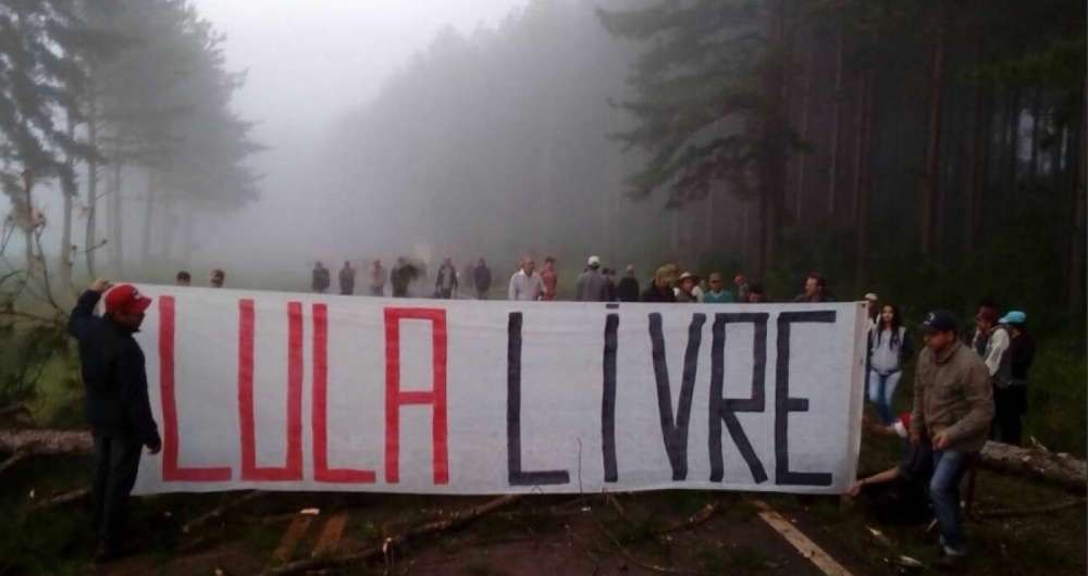 Resultado de imagem para MST bloqueia estradas no PR em manifestaÃ§Ã£o contra decretaÃ§Ã£o da prisÃ£o de Lula