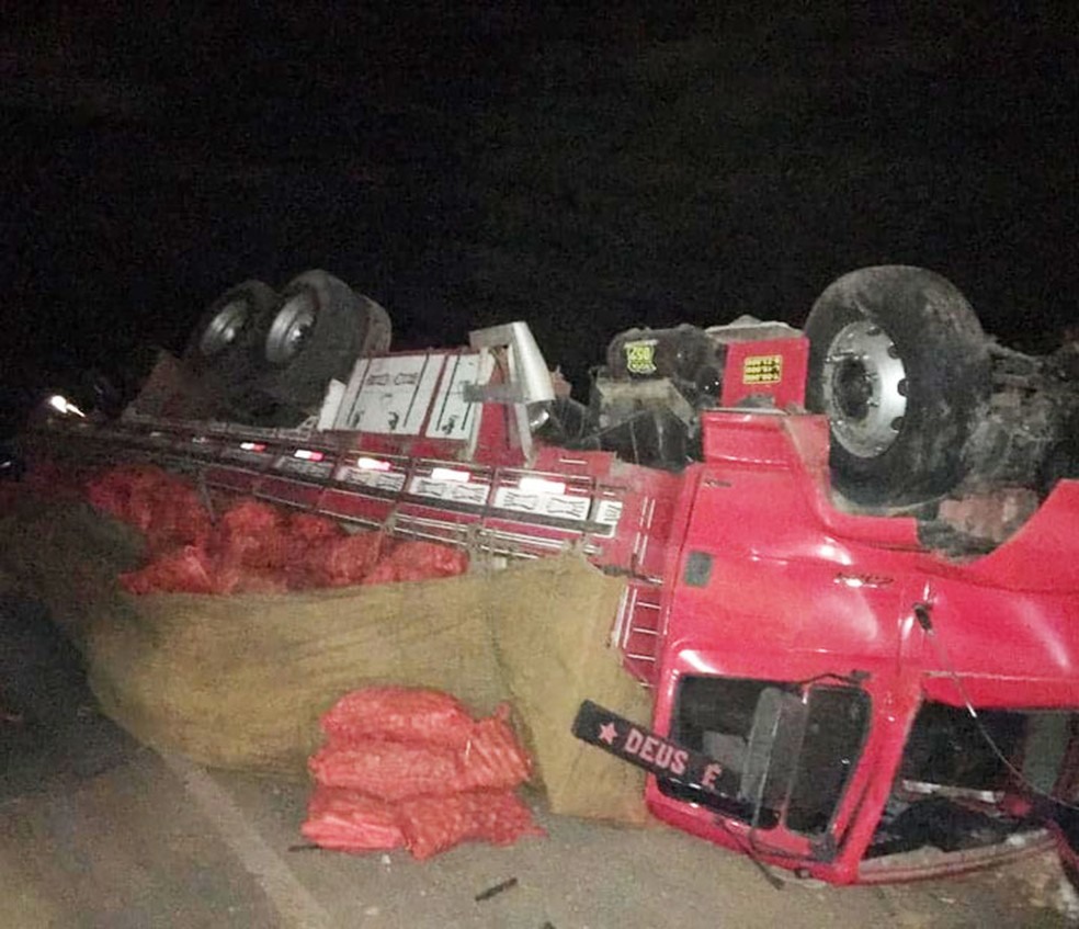 CaminhÃ£o envolvido em acidente com carro na cidade de AmÃ©rica Dourada, no norte da Bahia â?? Foto: Central NotÃ­cia