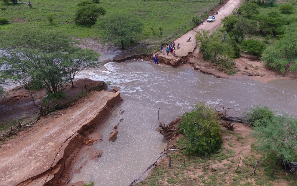 Ponte na cidade de FiladÃ©lfia foi arrastada pela forÃ§a da Ã¡gua de um rio que aumentou o volume apÃ³s temporal â?? Foto: DivulgaÃ§Ã£o/Prefeitura de FiladÃ©lfia 