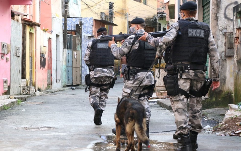 PM faz operação no bairro do Engenho Velho da Federação, em Salvador, na manhã desta quarta-feira (15).  — Foto: Alberto Maraux / SSP-BA