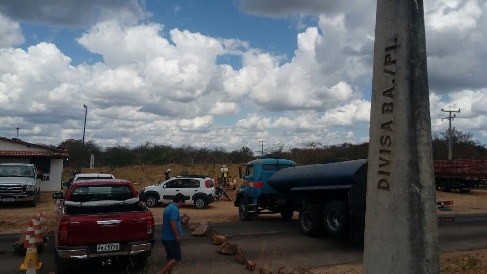 Rodovia na divisa entre Piauí e Bahia é bloqueada (Foto: Manoel Messias)