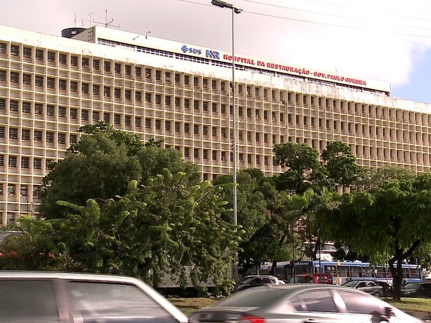 Assaltante foi baleado e está internado no Hospital da Restauração (Foto: Ana Regina/TV Globo)