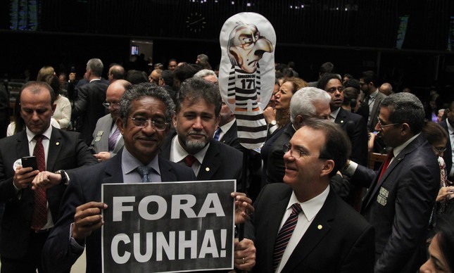 Protesto contra Eduardo Cunha no plenário da Câmara durante votação que pode cassá-lo