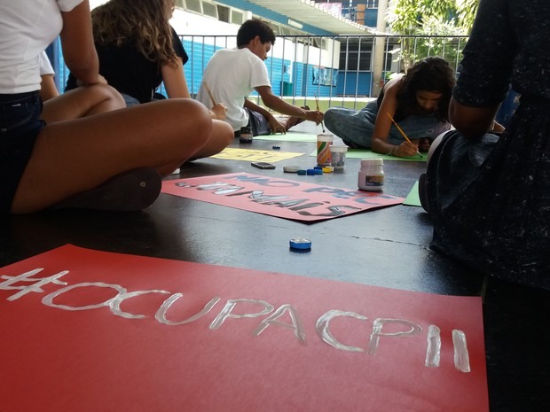 Alunos em uma oficina de cartazes na manhã desta quarta-feira (26).  (Foto: Elisa de Souza / G1)