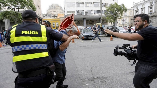 Jornalista da TV Globo Caco Barcelos é agredido e expulso do protesto dos servidores