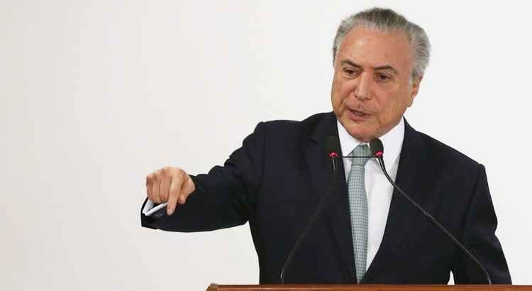 Resultado de imagem para Temer sanciona lei que torna crime hediondo o porte de arma de uso restrito