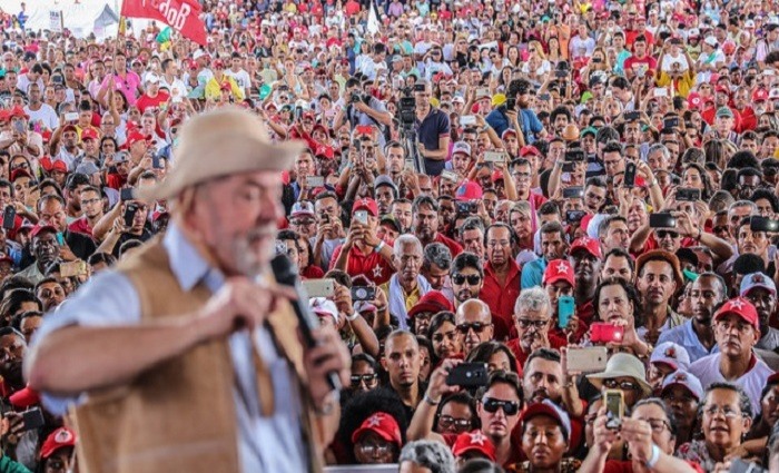 Resultado de imagem para fotos de lula em comicio recente