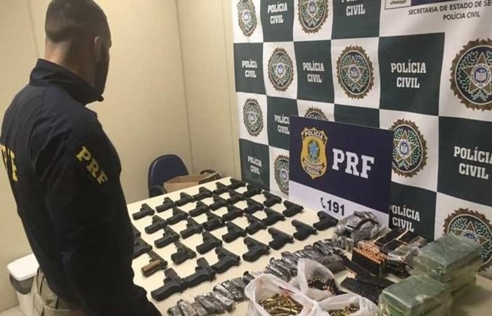 Resultado de imagem para PRF apreende 34 pistolas e 2.300 muniÃ§Ãµes no Rio