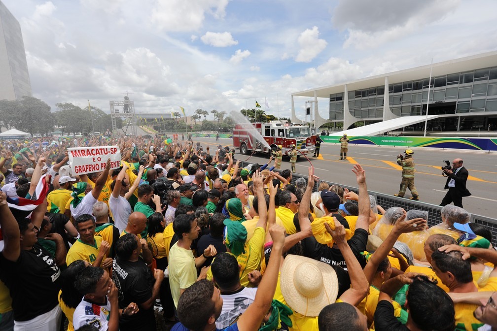 Bombeiros refrescam pÃºblico em frente ao PalÃ¡cio do Planalto, em BrasÃ­lia (DF), antes da cerimÃ´nia de posse do presidente eleito Jair Bolsonaro, â?? Foto: FÃ¡bio Tito/G1