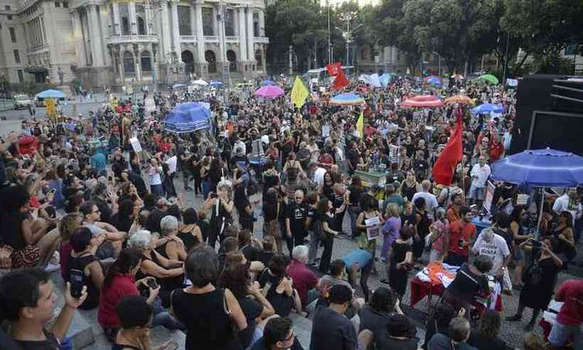 Resultado de imagem para Manifestantes fazem atos contra e em defesa da ditadura militar