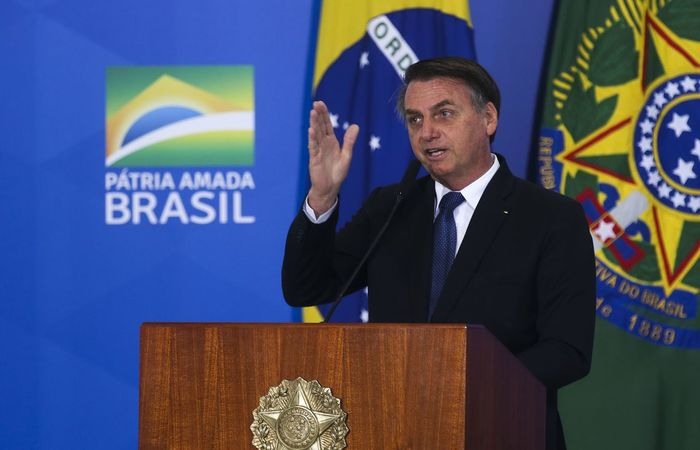 Resultado de imagem para Bolsonaro diz se sentir seguro com trabalho do GSI e que 'confia 100%' em Heleno