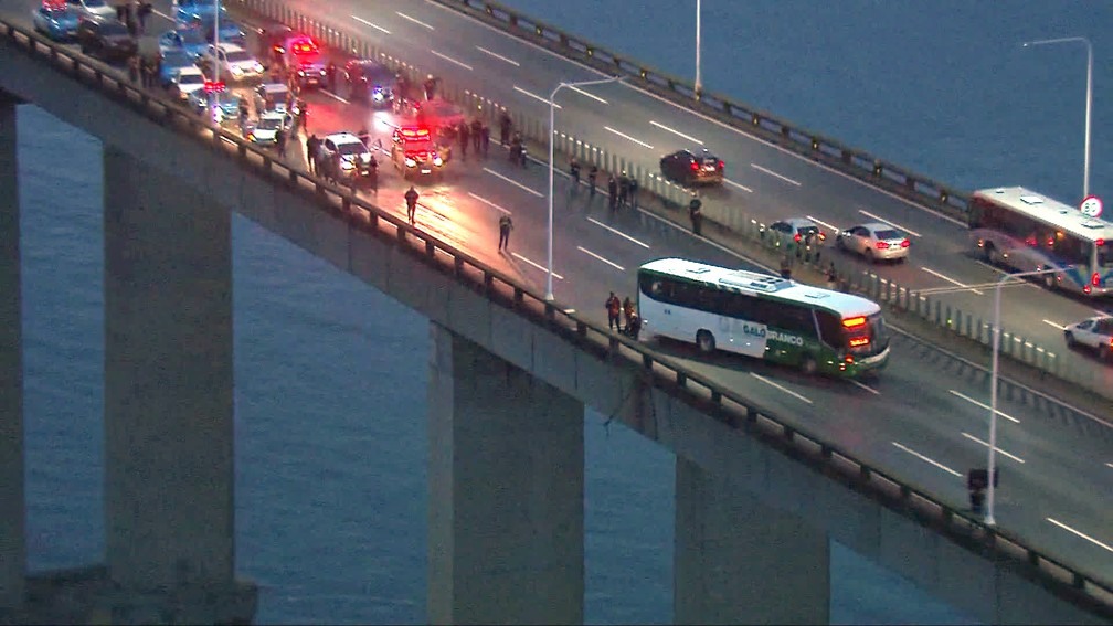 Ã?s 6h10, sentido Rio da Ponte estava fechado â?? Foto: ReproduÃ§Ã£o/TV Globo